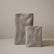 Laden Sie das Bild in den Galerie-Viewer, DBKD Keramik Vase