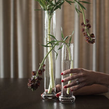 Laden Sie das Bild in den Galerie-Viewer, DBKD Tall Vase small - clear