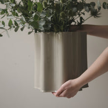 Laden Sie das Bild in den Galerie-Viewer, DBKD Keramik Vase