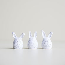 Laden Sie das Bild in den Galerie-Viewer, DBKD Keramik Hasen 3-teilig weiß/schwarz
