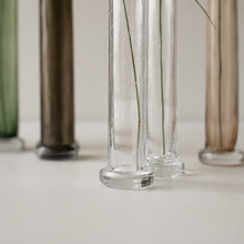 Laden Sie das Bild in den Galerie-Viewer, DBKD Tall Vase large - clear
