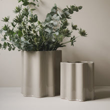 Laden Sie das Bild in den Galerie-Viewer, DBKD Keramik Vase