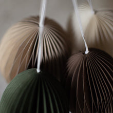 Laden Sie das Bild in den Galerie-Viewer, DBKD Eier Papier Anhänger