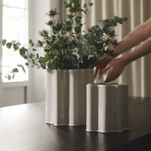 Laden Sie das Bild in den Galerie-Viewer, DBKD Keramik Vase