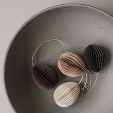 Laden Sie das Bild in den Galerie-Viewer, DBKD Eier Papier Anhänger