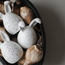 Laden Sie das Bild in den Galerie-Viewer, DBKD Keramik Hasen 3-teilig weiß/schwarz