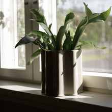 Laden Sie das Bild in den Galerie-Viewer, DBKD Keramik Vase