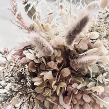 Laden Sie das Bild in den Galerie-Viewer, WORKSHOP Blütenzauber - Trockenblumen Kugel WUNSCHTERMIN