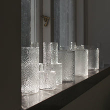 Laden Sie das Bild in den Galerie-Viewer, DBKD Airy Vase small