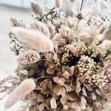Laden Sie das Bild in den Galerie-Viewer, WORKSHOP Blütenzauber - Trockenblumen Kugel WUNSCHTERMIN
