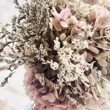 Laden Sie das Bild in den Galerie-Viewer, WORKSHOP Blütenzauber - Trockenblumen Kugel WUNSCHTERMIN