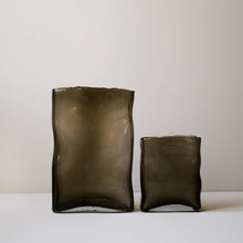 Laden Sie das Bild in den Galerie-Viewer, DBKD Glas Vase