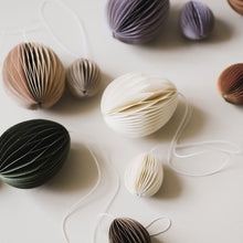 Laden Sie das Bild in den Galerie-Viewer, DBKD Eier Papier Anhänger