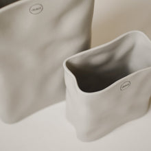 Laden Sie das Bild in den Galerie-Viewer, DBKD Keramik Vase