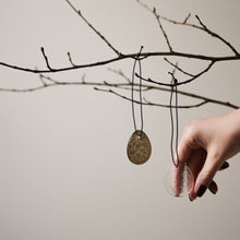 Laden Sie das Bild in den Galerie-Viewer, DBKD Eier Glas Anhänger