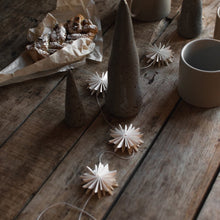 Laden Sie das Bild in den Galerie-Viewer, DBKD Papier Girlande "GARLAND"