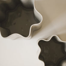 Laden Sie das Bild in den Galerie-Viewer, DBKD Keramik Vase