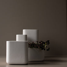 Laden Sie das Bild in den Galerie-Viewer, DBKD Keramik Vase