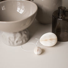 Laden Sie das Bild in den Galerie-Viewer, DBKD Eier Papier Anhänger