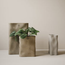 Laden Sie das Bild in den Galerie-Viewer, DBKD Keramik Vase