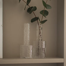 Laden Sie das Bild in den Galerie-Viewer, DBKD Airy Vase small