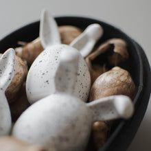 Laden Sie das Bild in den Galerie-Viewer, DBKD Keramik Hasen 3-teilig weiß/schwarz