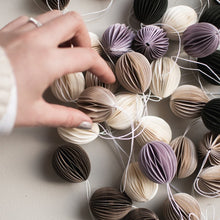 Laden Sie das Bild in den Galerie-Viewer, DBKD Eier Papier Anhänger