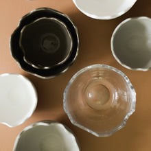 Laden Sie das Bild in den Galerie-Viewer, DBKD Glas Schale