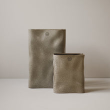 Laden Sie das Bild in den Galerie-Viewer, DBKD Keramik Vase