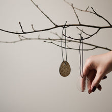 Laden Sie das Bild in den Galerie-Viewer, DBKD Eier Glas Anhänger