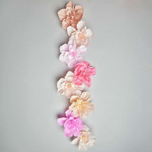 Laden Sie das Bild in den Galerie-Viewer, RICO DESIGN Krepppapier Blüten Set Primerose Hill