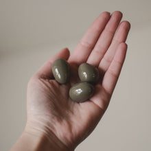 Laden Sie das Bild in den Galerie-Viewer, DBKD Keramik Eier