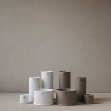 Laden Sie das Bild in den Galerie-Viewer, DBKD Keramik Vase