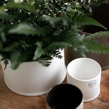 Laden Sie das Bild in den Galerie-Viewer, DBKD Keramik Vase