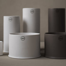 Laden Sie das Bild in den Galerie-Viewer, DBKD Keramik Vase