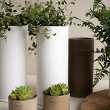 Laden Sie das Bild in den Galerie-Viewer, DBKD Keramik Vase