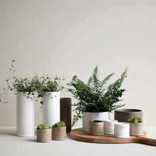 Laden Sie das Bild in den Galerie-Viewer, DBKD Keramik Vase