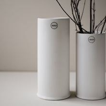 Laden Sie das Bild in den Galerie-Viewer, DBKD Keramik Vase