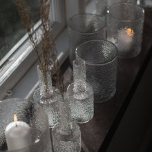 Laden Sie das Bild in den Galerie-Viewer, DBKD Airy Vase small