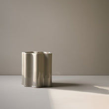 Laden Sie das Bild in den Galerie-Viewer, DBKD Keramik Vase