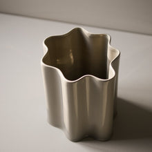 Laden Sie das Bild in den Galerie-Viewer, DBKD Keramik Vase