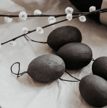 Laden Sie das Bild in den Galerie-Viewer, DBKD Eier Pappmache Anhänger