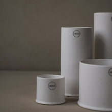 Laden Sie das Bild in den Galerie-Viewer, DBKD Keramik Vase