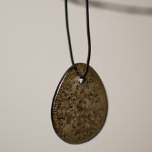 Laden Sie das Bild in den Galerie-Viewer, DBKD Eier Glas Anhänger