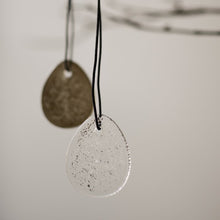 Laden Sie das Bild in den Galerie-Viewer, DBKD Eier Glas Anhänger