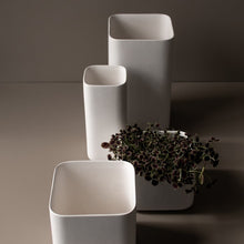 Laden Sie das Bild in den Galerie-Viewer, DBKD Keramik Vase