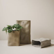 Laden Sie das Bild in den Galerie-Viewer, DBKD Keramik Vase