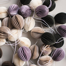 Laden Sie das Bild in den Galerie-Viewer, DBKD Eier Papier Anhänger