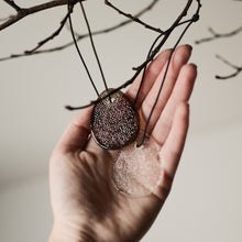 Laden Sie das Bild in den Galerie-Viewer, DBKD Eier Glas Anhänger