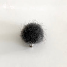 Laden Sie das Bild in den Galerie-Viewer, Ohrhänger Fell-Pompom